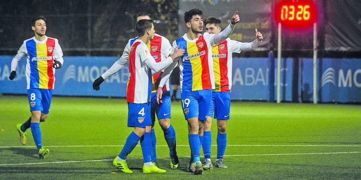 Els jugadors de l’FC Andorra celebren el primer gol al Prada de Moles, ahir.