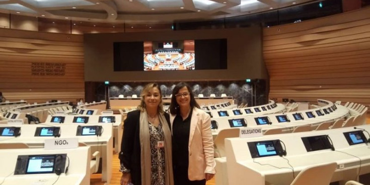 A la dreta de la imatge, la presidenta de Stop Violències, Vanessa M. Cortés, a la seu de l’ONU.