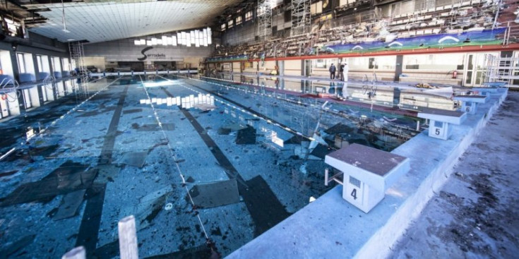 La piscina interior dels Serradells molt malmesa després de l’incendi.