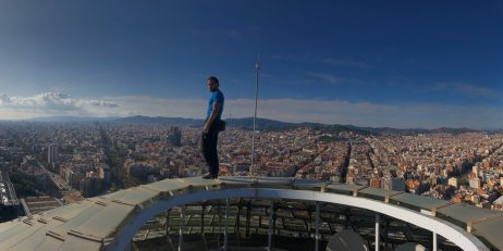 Urban es fa una selfie a la zona més eleveda de la torre Glòries de Barcelona.