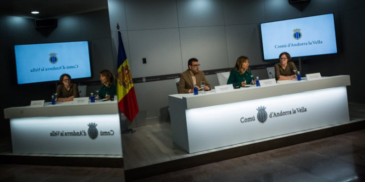 33 La cònsol major d’Andorra la Vella, Conxita Marsol, compareix en roda de premsa acompanyada del cònsol menor, Miquel Canturri, i la cap de l’àrea d’Urbanisme, María Victoria Cobo.