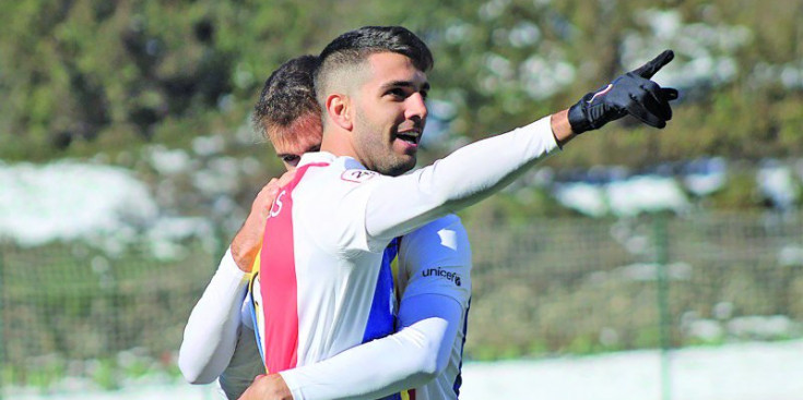 Adrià Vilanova i Ernest Forgas celebren un gol en un partit anterior.