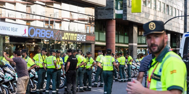 Agents de la Guàrdia Civil, durant un dispositiu de La Vuelta al seu pas per Andorra, al 2017.