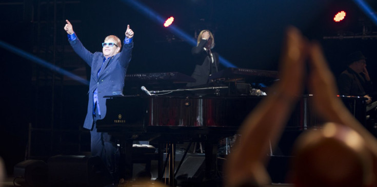 Elton John anima el públic en un moment de l’espectacle que va oferir dissabte al poliesportiu.