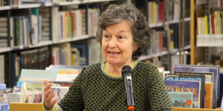 L'escriptora Maria Barbal a la biblioteca d'Encamp.