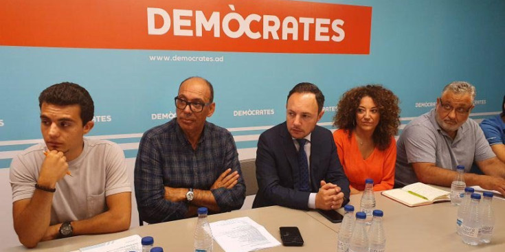 Jaume Serra, al mig de la fotografia, en una reunió de DA