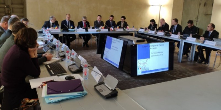 Els membres de les delegacions andorranes i franceses durant la reunió del Comitè de Pilotatge.