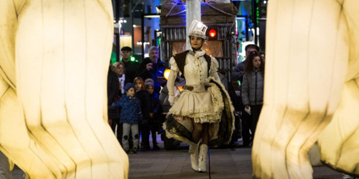 Una de les ballarines de l’espectacle itinerant 'Gueule d’ours', que es va celebrar ahir a l’avinguda Meritxell.