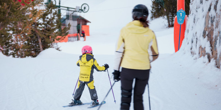 Una mare esquia amb la seva filla.