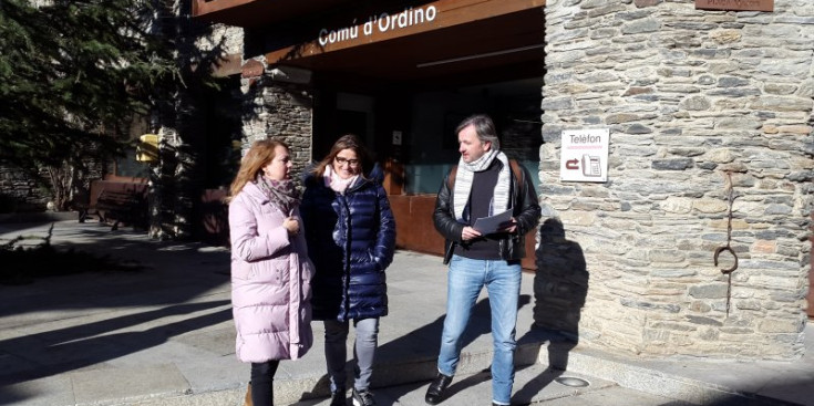 Bàrbara Pamies, Sandra Tudó i Jean Michel Armengol, davant el Comú d’Ordino.