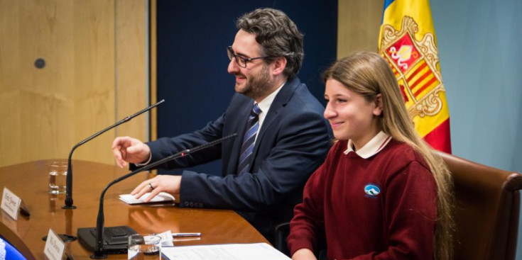 El ministre Portaveu i una jove, imitant la sessió de Consell de Ministres.