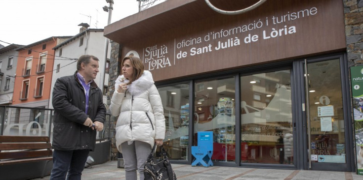 Josep Majoral i Mireia Codina conversen davant de l’Oficina d’Informació i Turisme, ahir.