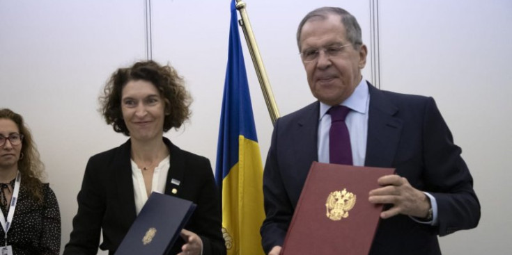 Maria Ubach amb Sergei Lavrov, amb qui ha signat el conveni amb Rússia.
