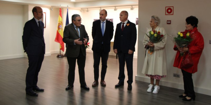Ofrena floral a l’ambaixada d’Espanya per part de residents espanyols.