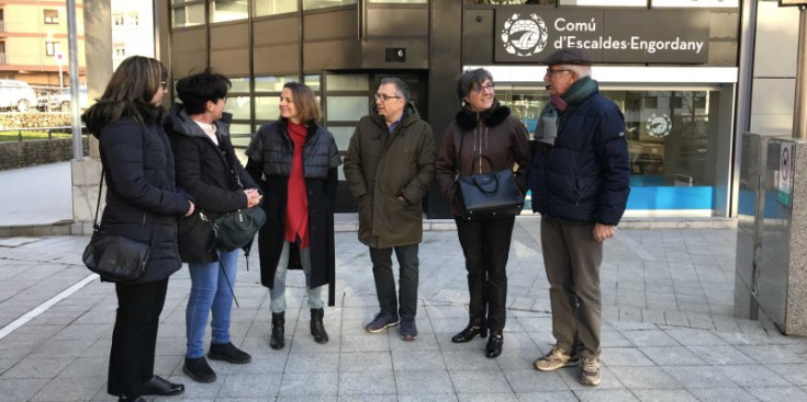 Rosa Gili acompanyada de membres de la candidatura del PS a Escaldes, davant la seu comunal.