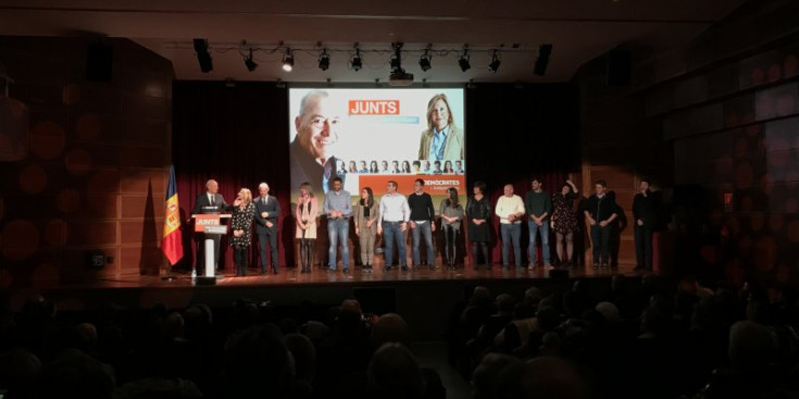 La candidatura encapçalada per Miquel Aleix a dalt l’escenari en la reunió de poble de DA a Escaldes, ahir.