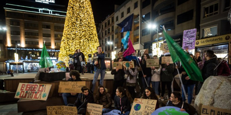 Els joves a la Plaça dels Coprínceps, ahir.