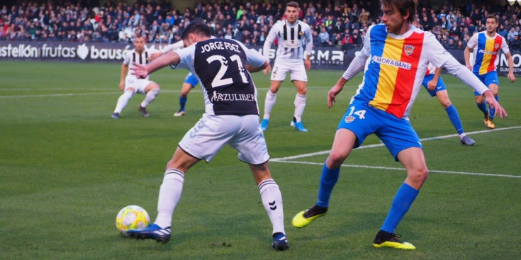 ‘Rai’Marchán intenta aturar Jorge Fernández durant el partit contra el Castelló.