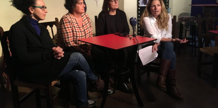 Les representans d’Acció Feminista durant l’acte d’ahir.