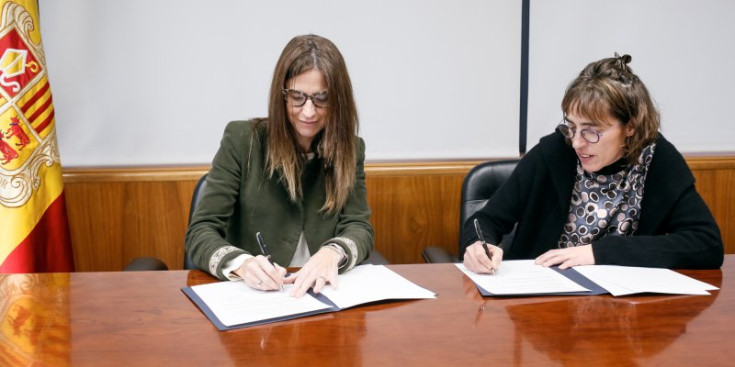Sílvia Riva i Déborah Ribas signen l’acord del conveni de col·laboraió.