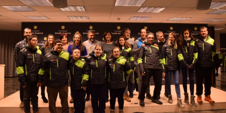 La Fundació Crèdit Andorrà lliura el nou equip d'esquí alpí als Specials Olympics Andorra.