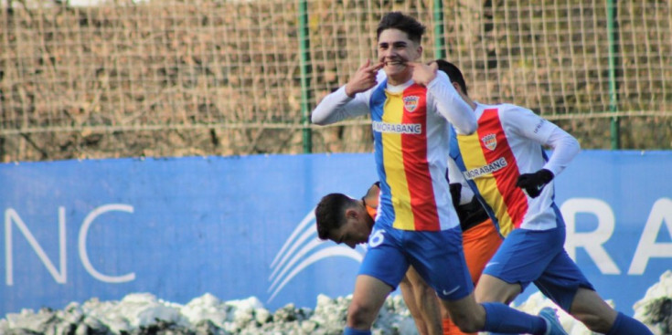 Iker Goujón celebra el quart gol, avui.