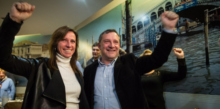 Mireia Codina i Josep Majoral alcen els braços en senyal de victòria després de conèixer els resultats de l’escrutini, ahir.