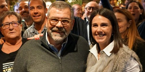 Laura Mas i Jean Michel Rascagneres, envoltats del seu equip, celebren la victòria electoral.