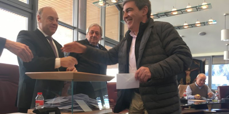 Albert Torres saluda Josep Mandicó després de votar.