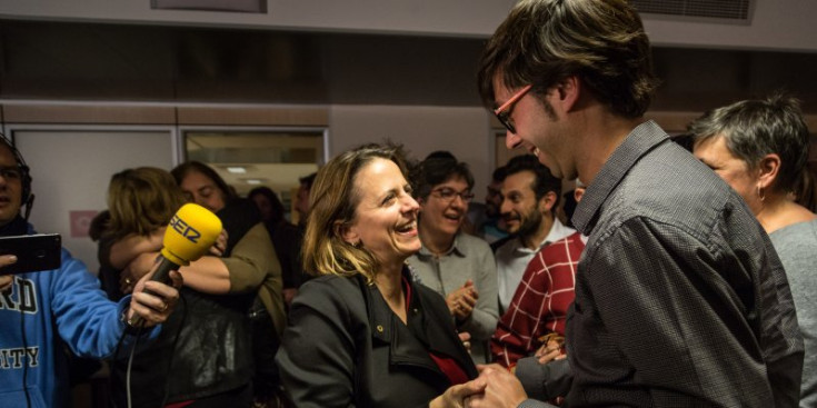 Rosa Gili celebrant el triomf amb el segon candidat del PS a Andorra la Vella, Sergi González, ahir a la seu del partit.