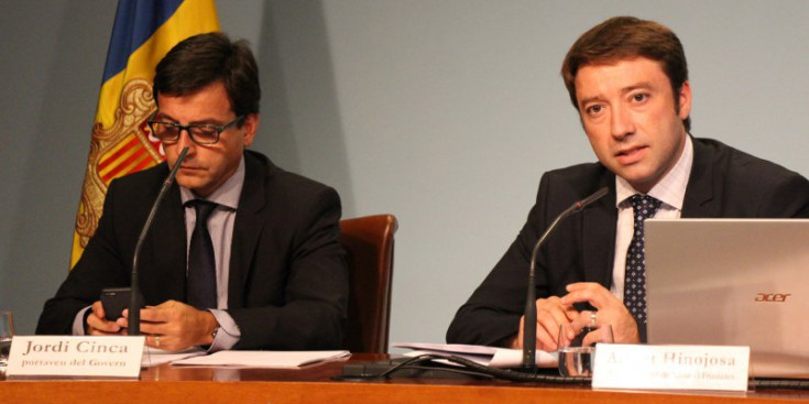 El portaveu del Govern, Jordi Cinca, i el director general de Tributs i Fronteres, Albert Hinojosa