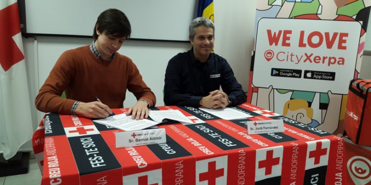 Altimir i Fernàndez signen el conveni de col·laboració.