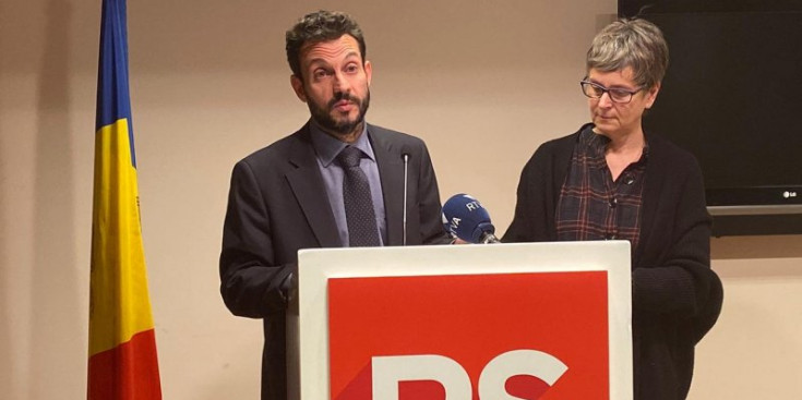 Gerard Alís i Susanna Vela anunciant el balanç del partit socialdemòcrata, aquest dilluns a la seu del partit.