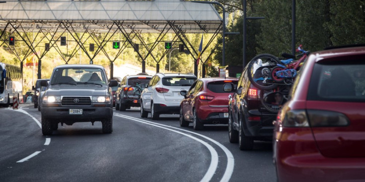 Els vehicles fan cua per creuar la duana andorrana.