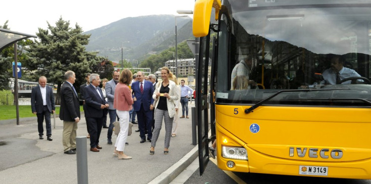 Autoritats i responsables de les noves línies d’autobús proven el nou Bus Exprés el dia de la seva inauguració, el passat setembre.