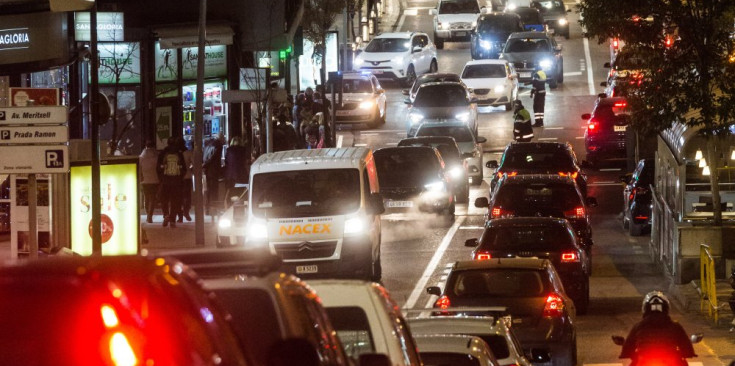 Cua de cotxes al carrer de la Unió.