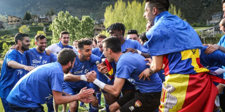 L'FC Andorra celebra l'ascens a Tercera Divisió.