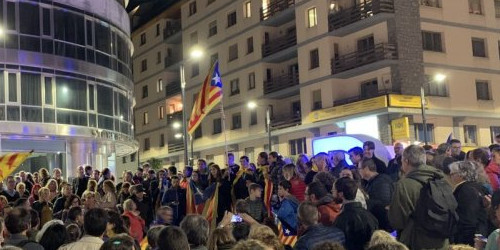 Desenes de persones de l'ANC Andorra concentrades a la plaça The Cloud