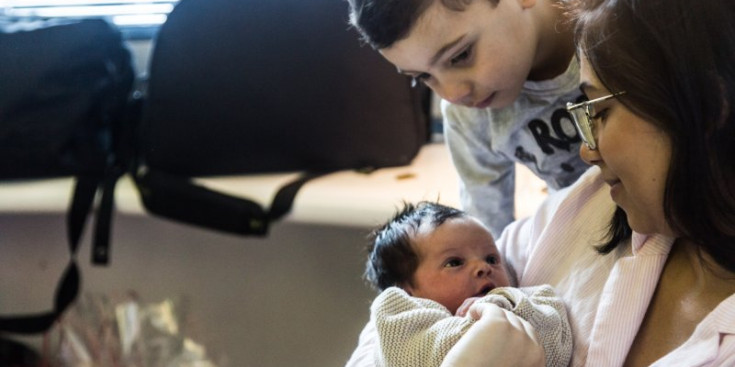 El primer nadó nascut al Principat aquest 2020 juntament amb la seva família.