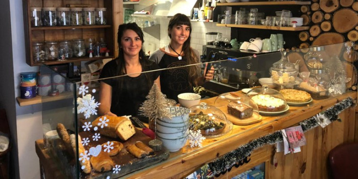 Adriana Spaggiari i Florencia Paola Lucas a darrere el mostrador de la cafeteria Delbosc.
