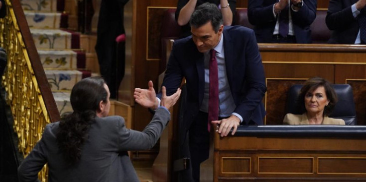 El president del govern espanyol, Pedro Sánchez, saluda al seu soci de la coalició, Pablo Iglesias.