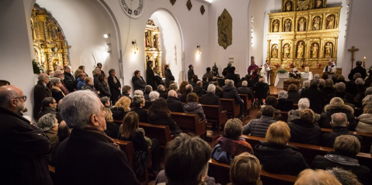 El públic segueix la missa funeral d’Antoni Morell a l’església de la Massana, ahir.