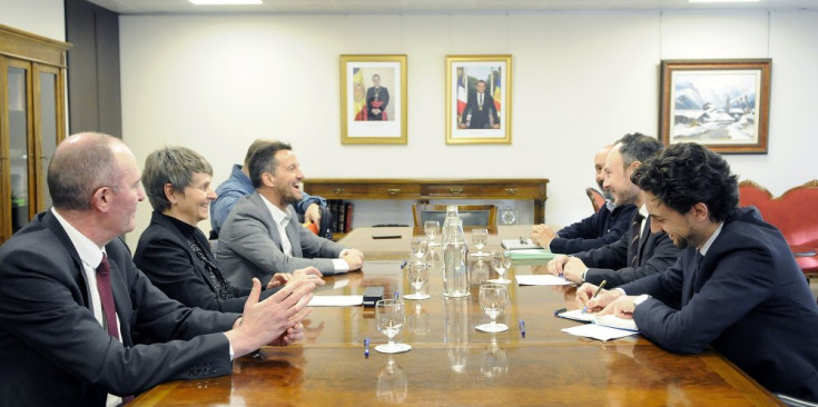 Miró, Vela, López i Font es reuneixen amb Benazet i Espot per parlar sobre el pacte d’Estat, ahir.