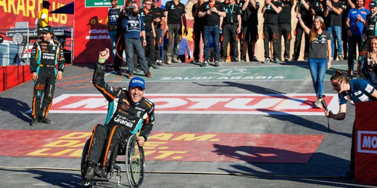 Albert Llovera celebra al podi final la seva 15a plaça a la classificació de camions.