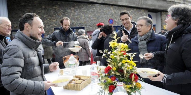 Xavier Espot, durant la tradicional escudellada d’Escaldes-Engordany, ahir.