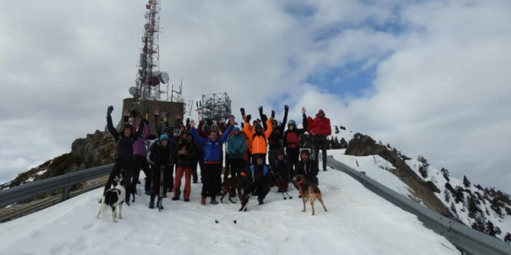 Els participants de la marxa al Pic de Carroi, ahir.