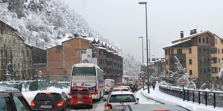 Els cotxes estan pràcticament aturats en el seu pas per Encamp arran de la nevada, ahir al matí.