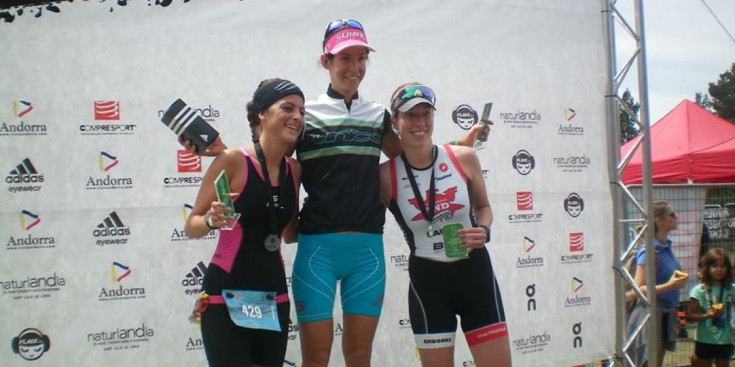 Anna Santidrian, Mercè Tusell, i Laura Camps en el podi de la categoria femenina de la triatló, ahir.