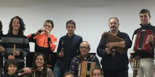 Una fotografia de grup del darrer assaig d’Andosins abans d’estrenar-se al debut.