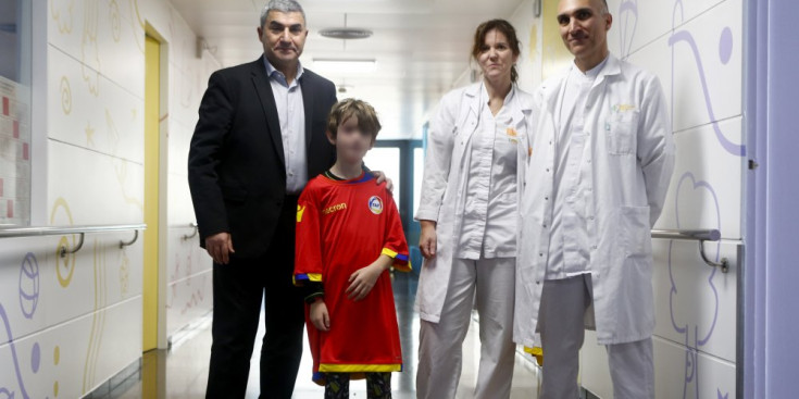Fèlix Álvarez amb metges i un pacient de l’hospital, ahir.